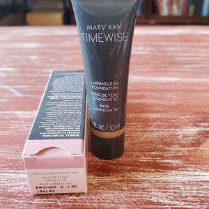 Bronze W 130 (Warm) Luminous 3D Foundation Normal to Dry - Mary Kay